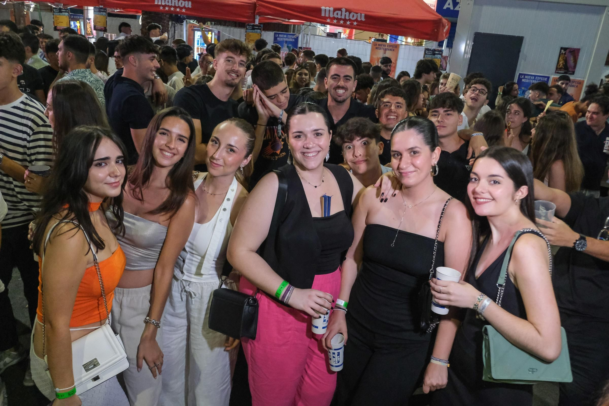 Galería de fotos: así es salir de fiestas en Hogueras de Alicante