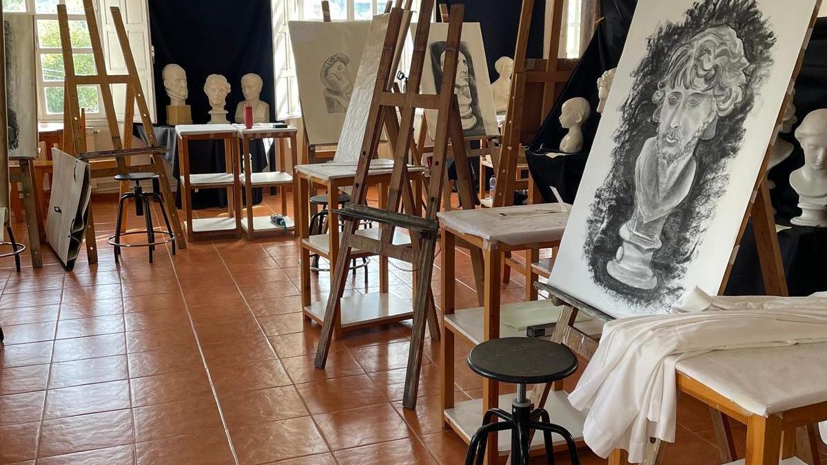 Cultura defiende que los alumnos de Bellas Artes no dan clase con goteras en la universidad popular de Plasencia.