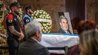 Centenares de personas dan el último adiós a Hermoso, "un político tolerante y de consenso"