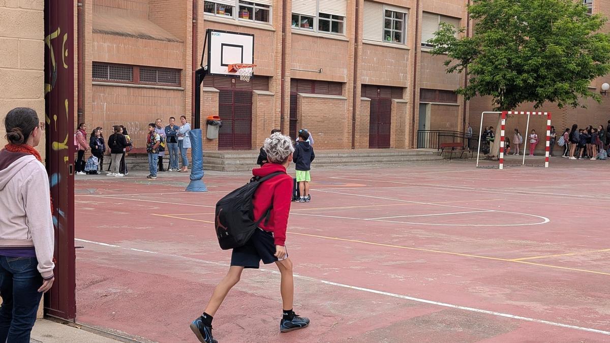 Una madre deja a su hijo en un colegio de València tras el apagón.