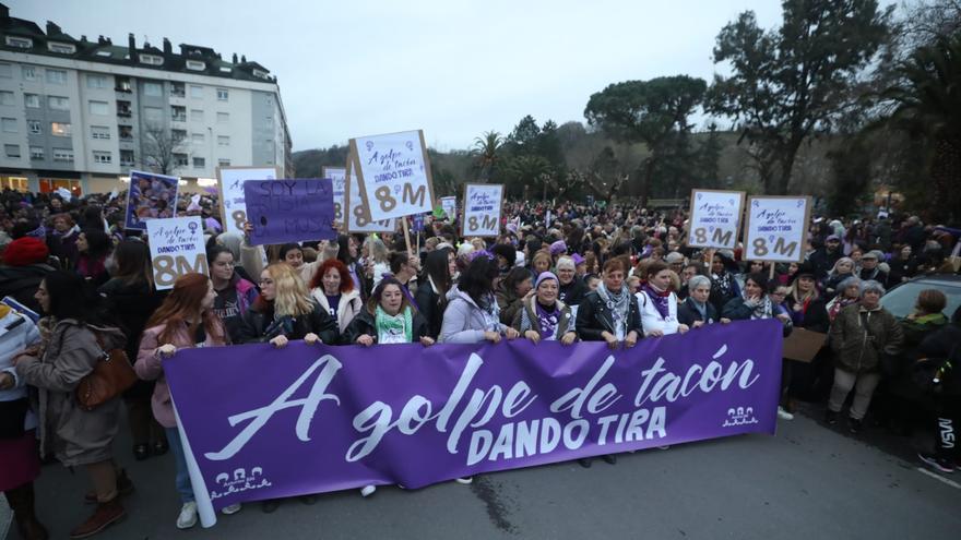 El feminismo se hace fuerte en las Cuencas con las &quot;nietas de las republicanas&quot;: así fue la multitudinaria manifestación de Langreo