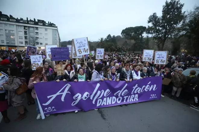 El feminismo se hace fuerte en las Cuencas con las "nietas de las republicanas": así fue la multitudinaria manifestación de Langreo