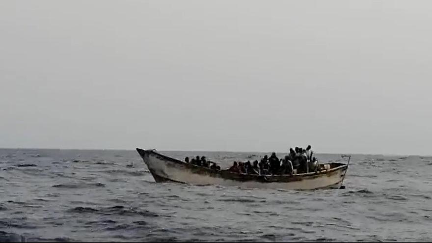 Un fallecido a bordo de un cayuco con 150 ocupantes rescatado a 280 kilómetros de Canarias