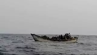 Un fallecido a bordo de un cayuco con 150 ocupantes rescatado a 280 kilómetros de Canarias