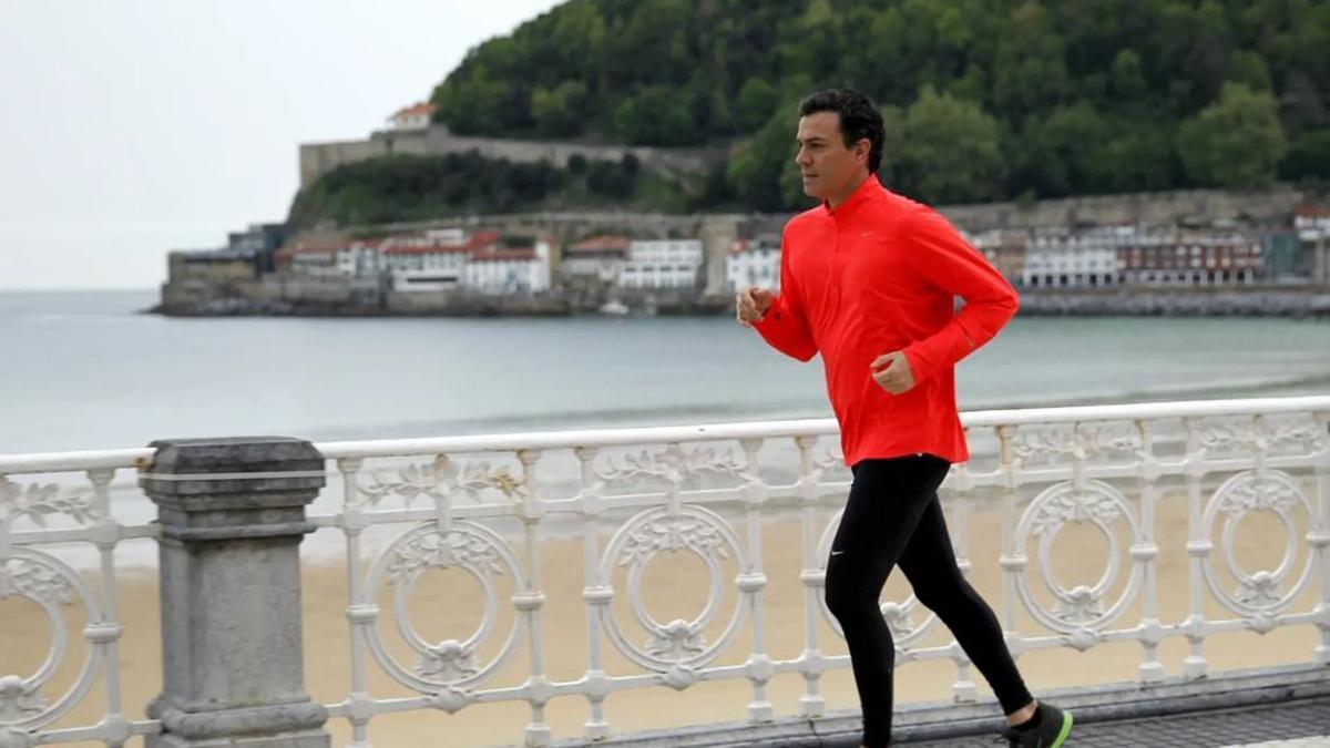 La rutina de entreno de Pedro Sánchez, presidente del Gobierno (54 años): "Hago bicicleta de montaña, pesas y salgo a correr"