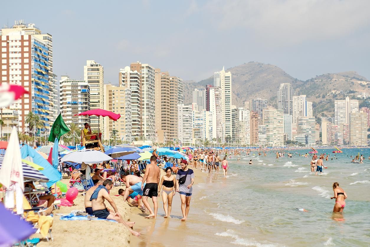Muchos turistas en la playa de Benidorm, Costa Blanca, España.