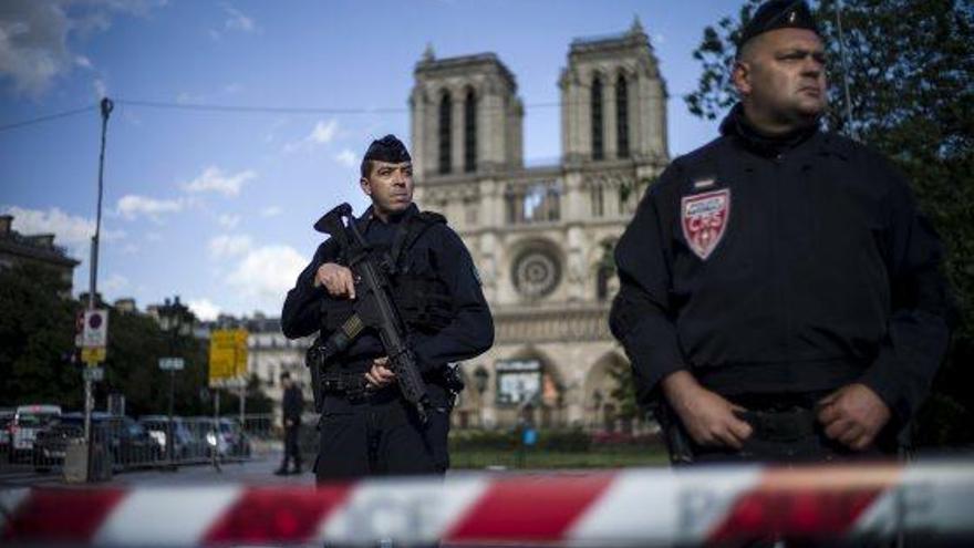 França Un home ataca un policia a Notre Dame al crit de «això és per Síria»