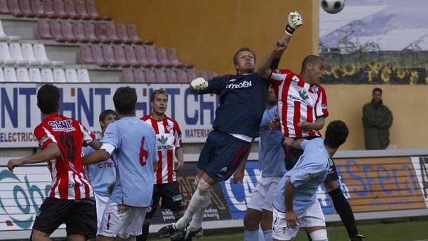 Yoel despeja de puños un balón en un lance del partido de ayer.