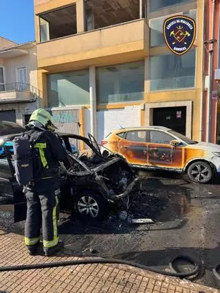 Un incendio destruye un coche y causa daños a otro en Inca