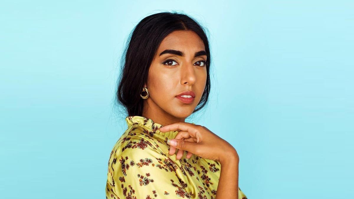 La poeta e ilustradora canadiense de origen indio Rupi Kaur.