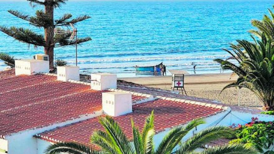 La patera, en la mañana de ayer sobre la arena de la playa de Las Burras en el sur de Gran Canaria.