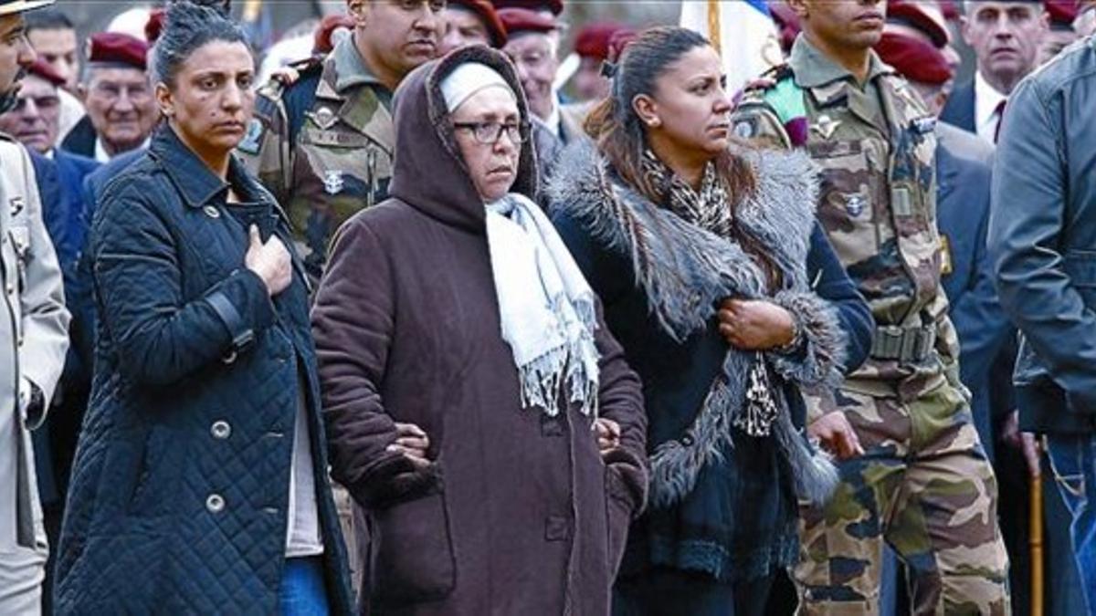 Familiares de los militares asesinados la semana pasada, ayer en Montauban.