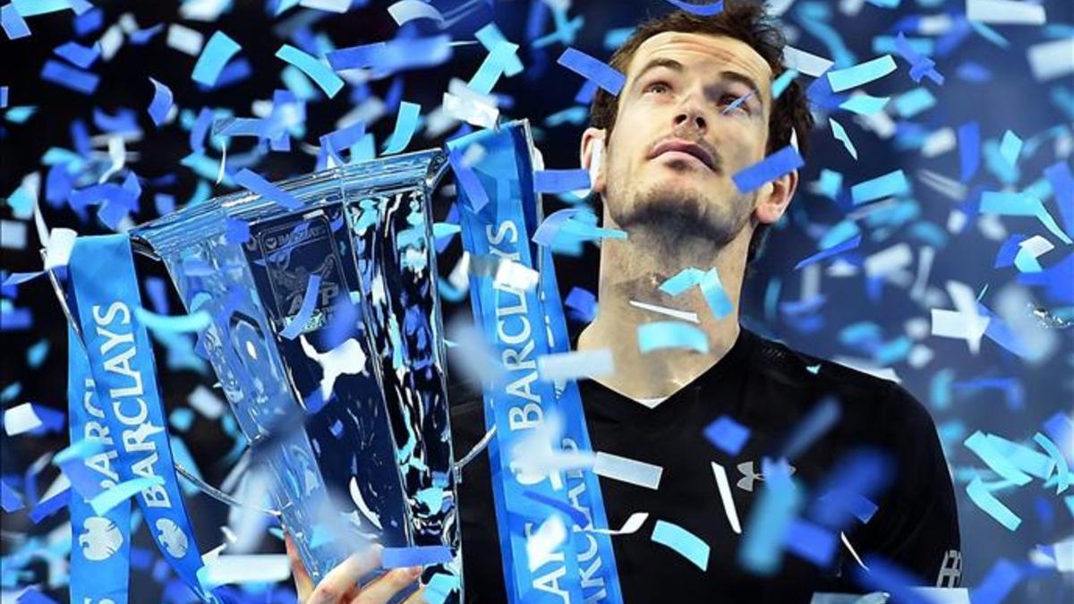 Andy Murray, con el trofeo de 'maestro' en sus manos... recibió después el de número uno