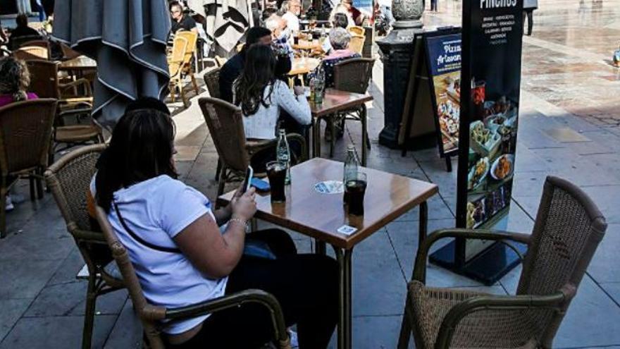 Terraza de hostelería en la plaza de la Virgen. | E. RIPOLL