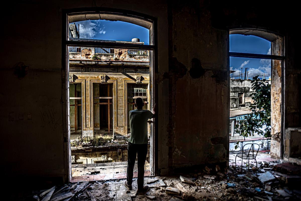 )Edificio derrumbado en la calle Tejadillo, 264, donde vivían Rosa Fresneda (53) y sus hijos Howal (14), Harold (17) y Hansel (20). Ahora viven en el albergue Le Coubre.