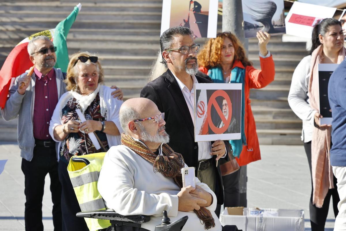 Los concejales Nacho Torres-Marí y Rodolfo Carmona en la concentración