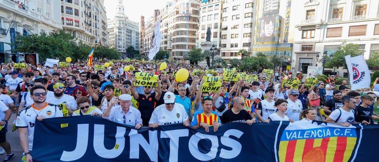 Protesta de aficionados de Valencia CF contra Peter Lim.