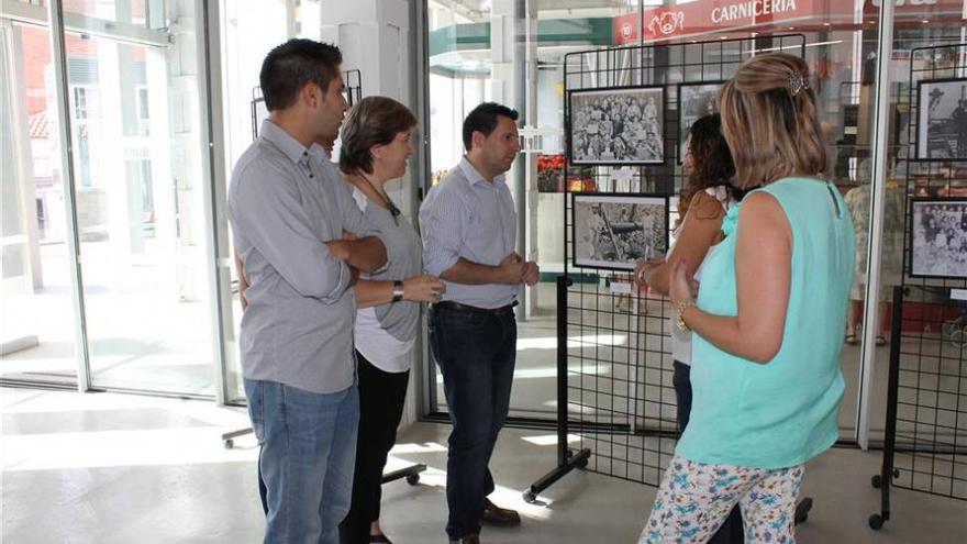 Peñarroya ofrece una exposición de fotografías antiguas en el Mercado