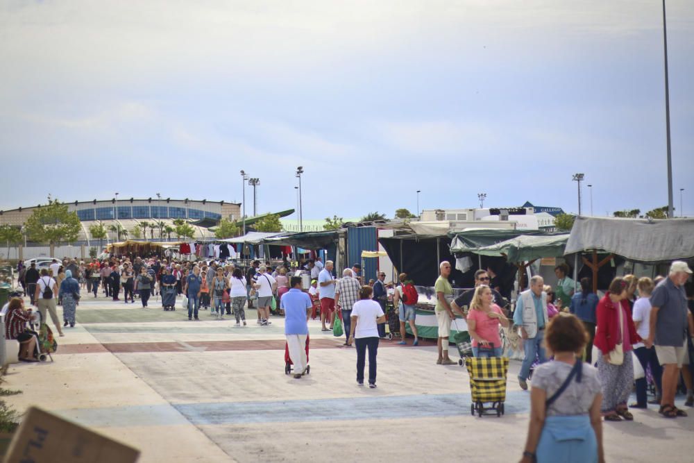 El nuevo recinto para el mercadillo de Torrevieja de los viernes se estrenó con una gran afluencia de usuarios, lo que provocó problemas de tráfico y falta de autobuses de transporte.