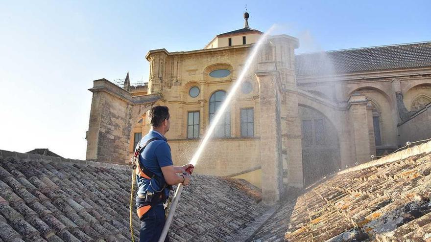 La Mezquita-Catedral pone a prueba el sistema
de extinción de incendios