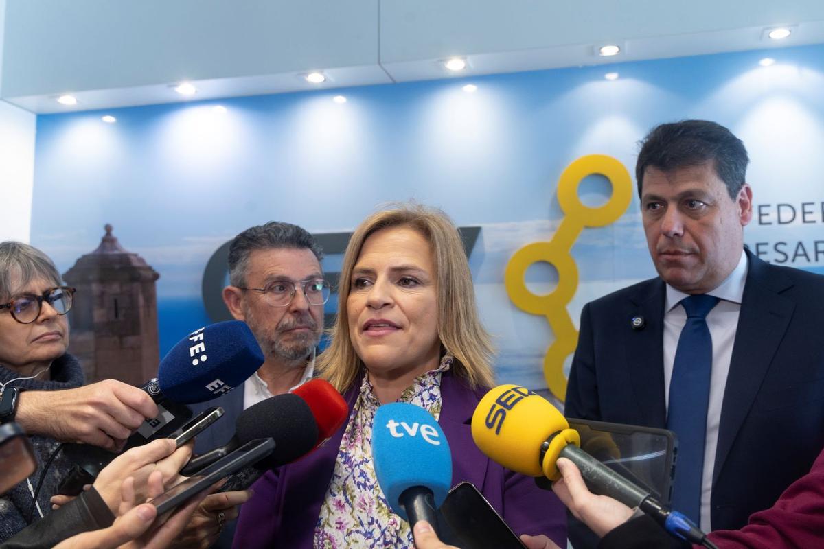 La delegada del Gobierno aitende a los medios ante la presencia del subdelegado y el presidente de CEV Alicante.