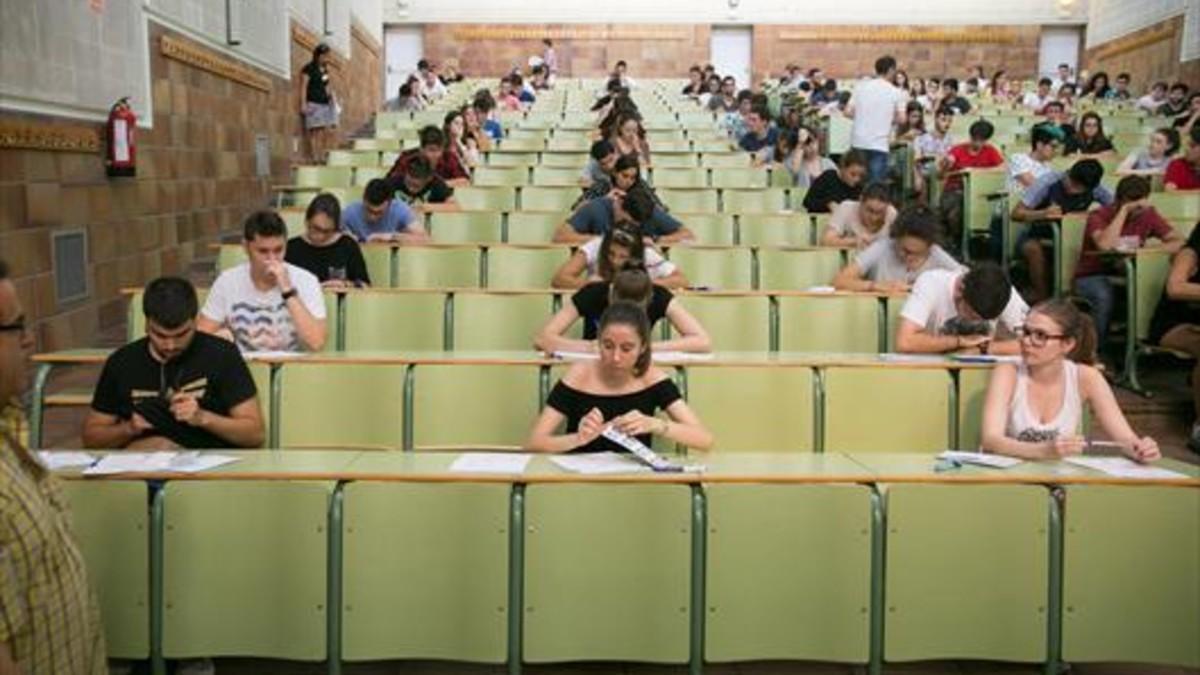 Estudiantes en el examen de selectividad celebrado en la Universidad de Zaragoza el pasado septiembre.