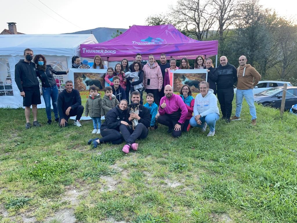 Foto de familia al día siguiente de encontrar a Boo con amigos, vecinos y algunos miembros del Club de Agility Thunderdogs Galicia, de César y Andrea en el que instruyen en este deporte canino.