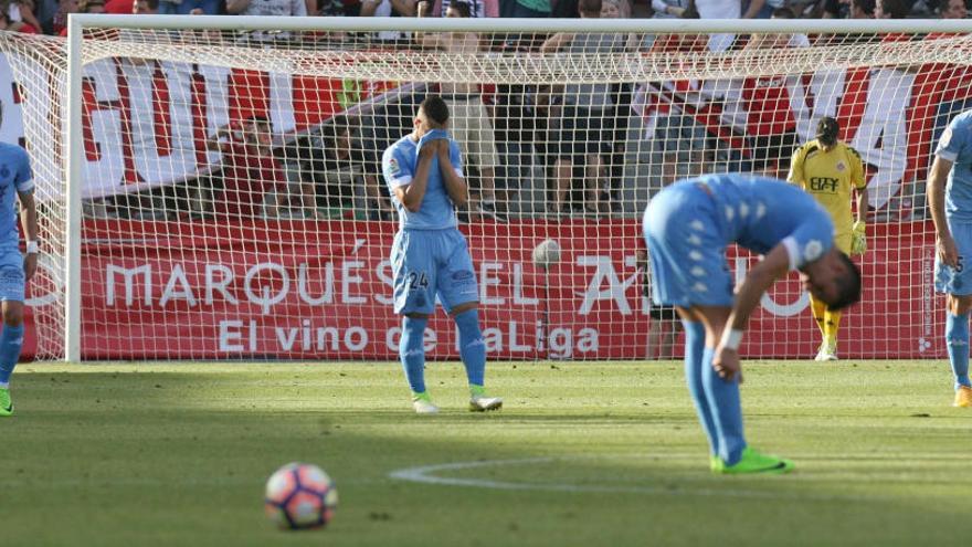 Los jugadores del Girona, tras encajar un gol del Nástic.