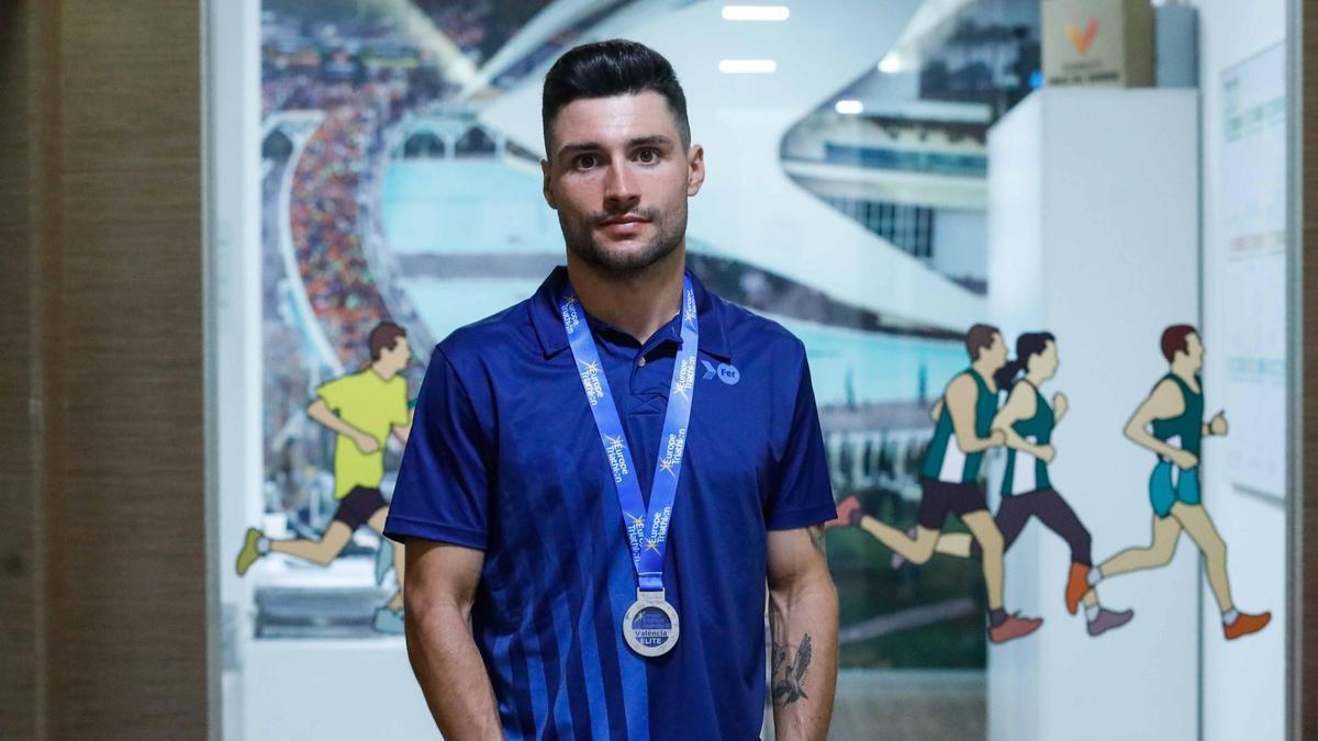 Roberto Sánchez Mantecón, imagen de archivo con su medalla de plata en el Campeonato de Europa de triatlón distancia olímpica de Valencia en 2021.