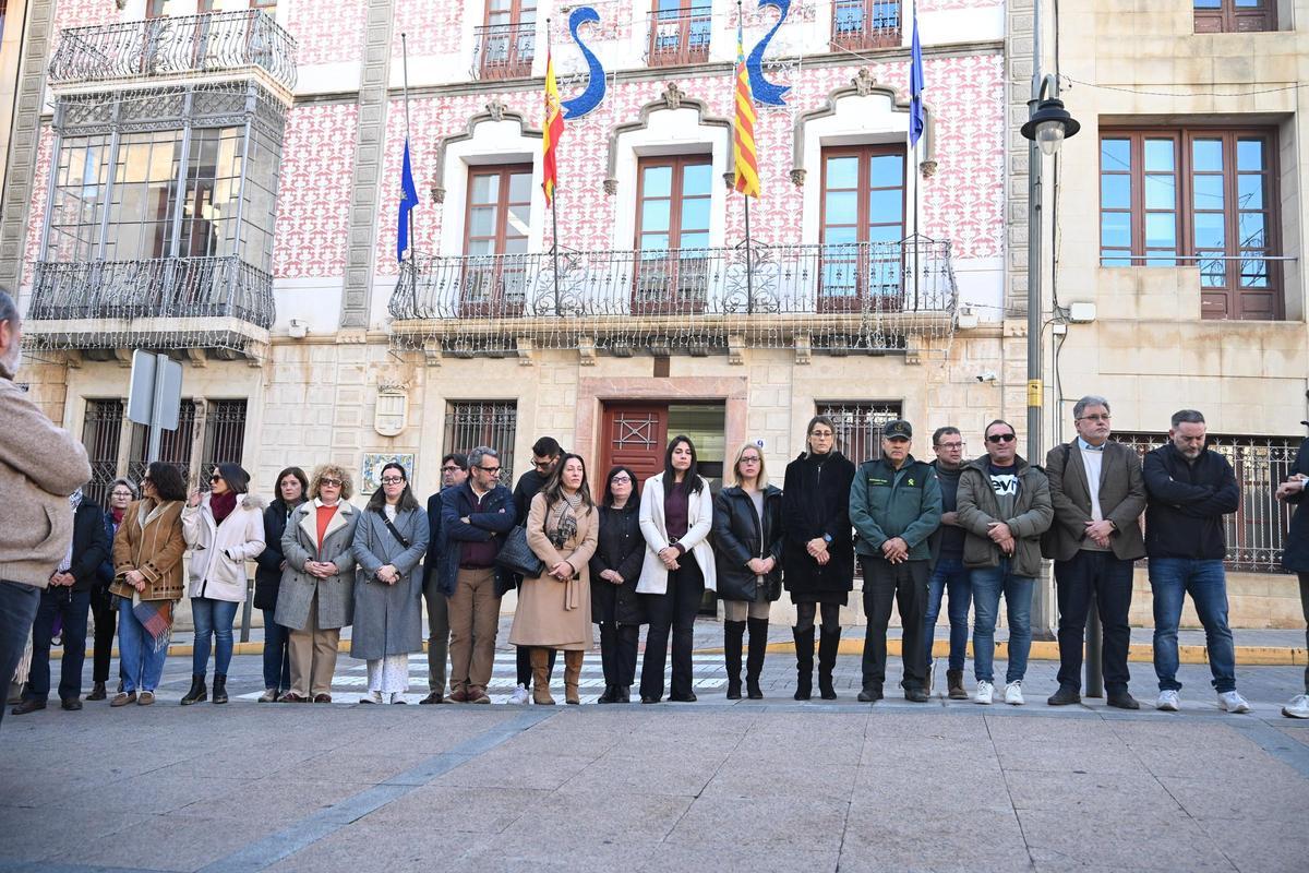 Minuto de silencio en Crevillent por la joven fallecida en un incendio