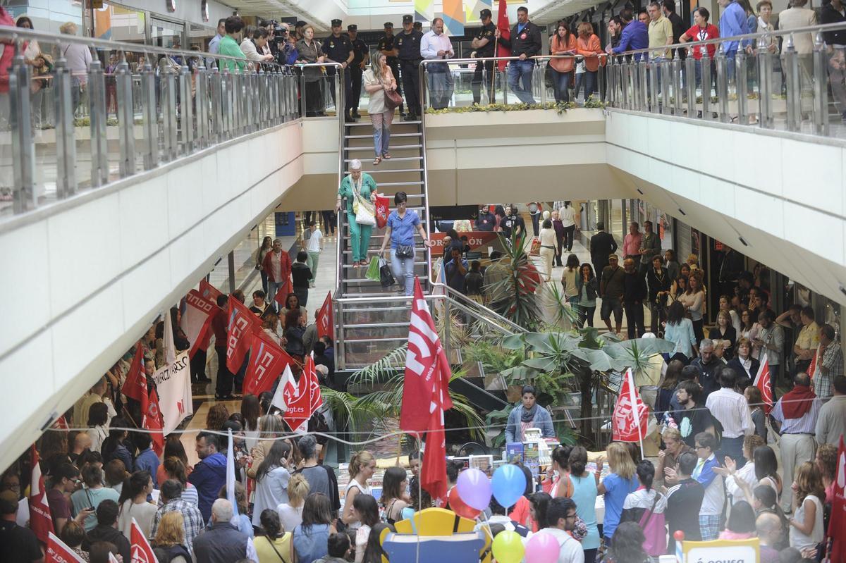 Imagen de archivo de manifestantes del textil en el centro Comercial Cuatro Caminos