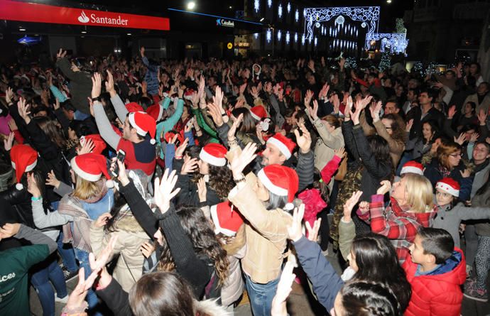 Cientos de vigueses se reúnen en la Farola de Príncipe para bailar "Can''t stop de feeling" de Justin Timberlake