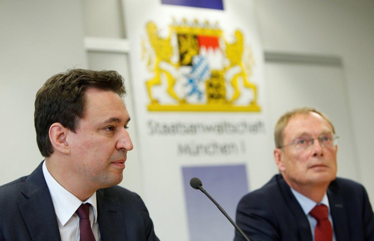 EPA7979. MÚNICH (ALEMANIA), 20/03/2019.- El ministro de Justicia bávaro, Georg Eisenreich (i), y el fiscal federal alemán Hans Kornprobst asisten a una rueda de prensa sobre dopaje en el mundo del deporte, este miércoles, en Múnich, Alemania. Un total de nueve personas fueron detenidas en Austria y Alemania a finales del mes febrero acusados de formar parte de una red de dopaje o de haber recurrido a dopaje sanguíneo. EFE/ Michaela Rehle