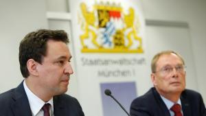 EPA7979. MÚNICH (ALEMANIA), 20/03/2019.- El ministro de Justicia bávaro, Georg Eisenreich (i), y el fiscal federal alemán Hans Kornprobst asisten a una rueda de prensa sobre dopaje en el mundo del deporte, este miércoles, en Múnich, Alemania. Un total de nueve personas fueron detenidas en Austria y Alemania a finales del mes febrero acusados de formar parte de una red de dopaje o de haber recurrido a dopaje sanguíneo. EFE/ Michaela Rehle