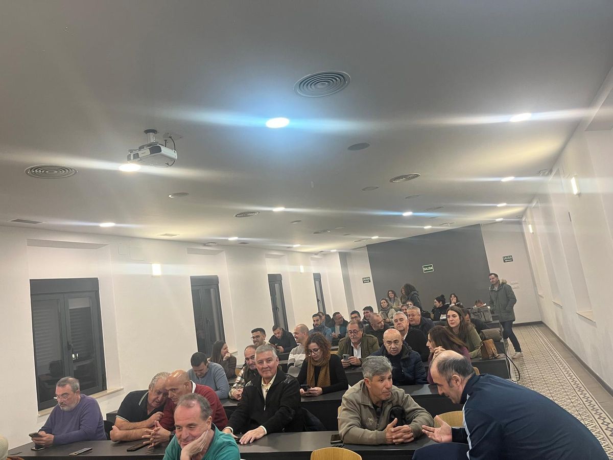 Asistentes a la presentación de la plataforma, que tuvo lugar en Navalmoral de la Mata.