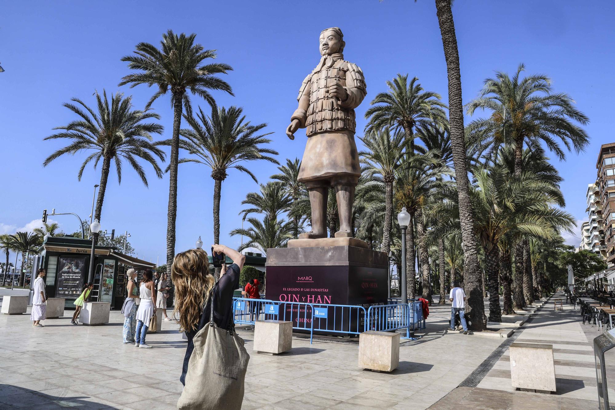 Un guerrero de Xian gigante custodia la Explanada de Alicante