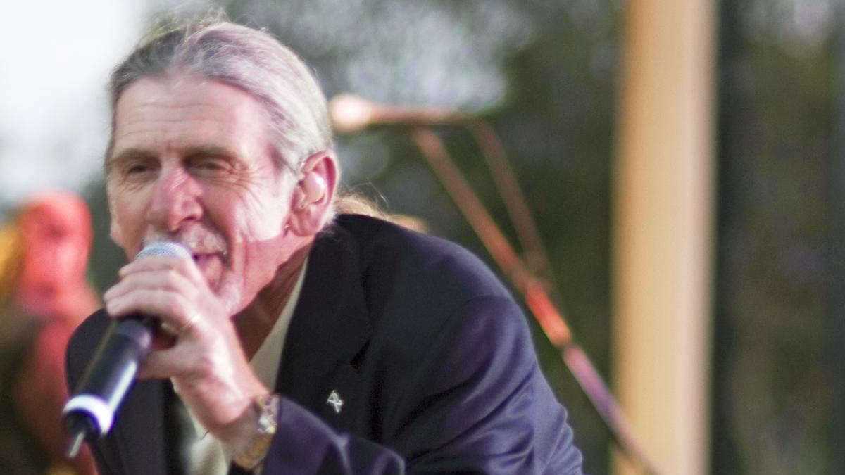 El vocalista principal de la banda de rock Santana falleció mientras dormía a los 79 años, según confirmó su esposa.
