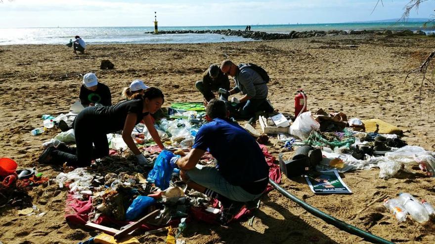 Amics de la Terra realiza una recogida masiva de plásticos en playas y torrentes