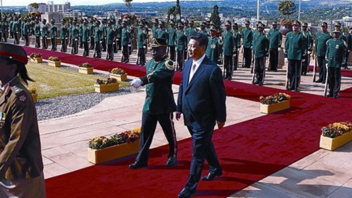 Desfile 8El presidente chino Xi Jinping, a su llegada ayer a Sudáfrica.