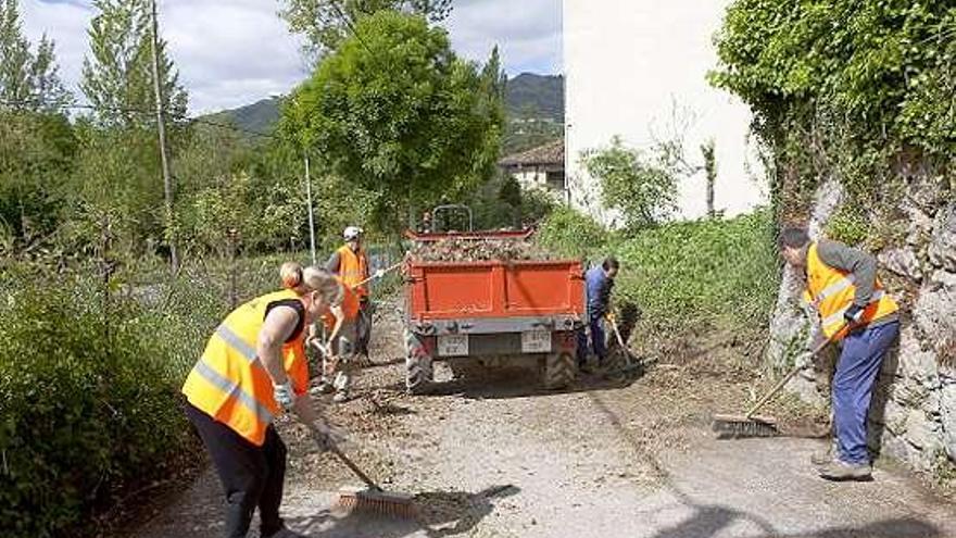 Vecinos de Puente d&#039;Arcu cargan un tractor durante la sextaferia de ayer.