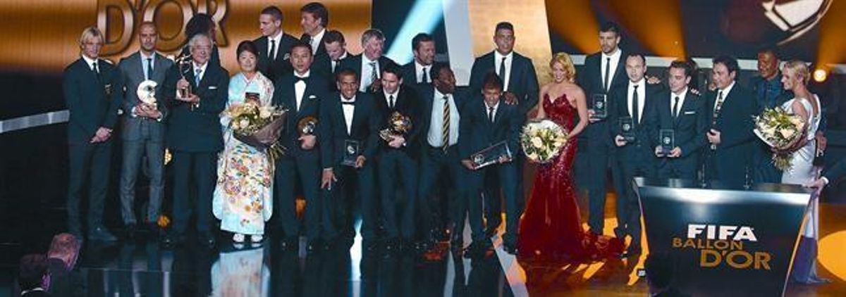 Pelé fa un petó a Shakira davant la mirada de Blatter, president de la FIFA.