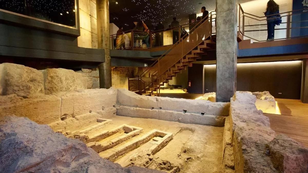 Antemuralla y panteones en el Centro de Interpretación del conjunto arqueológico de Santa Eulalia