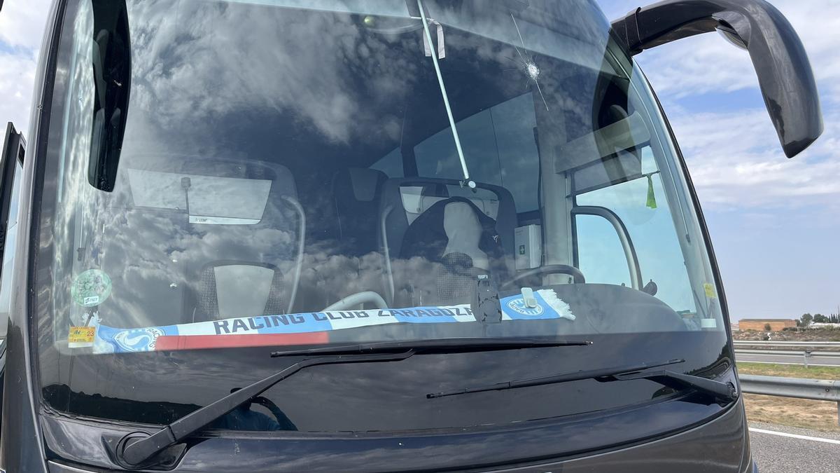 Así ha quedado el autobús del Racing Club Zaragoza tras la pedrada.