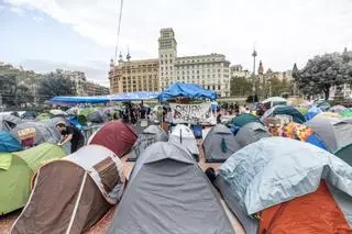 Crece la acampada en Plaza Catalunya en el segundo día
