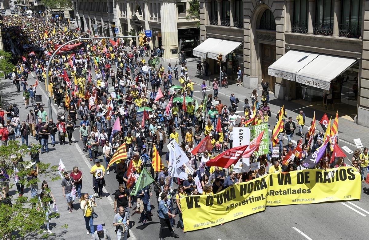 Manifestación de profesores catalanes en Barcelona. Los docentes reclaman a Educació restablecer el horario lectivo de 18 horas en secundaria y 23 en primaria.