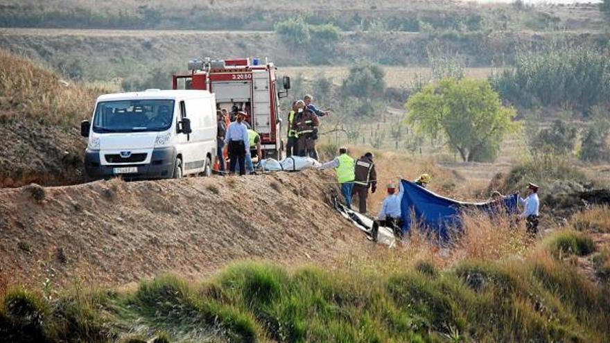 Moment en què els serveis d&#039;emergència rescaten un dels cadàvers