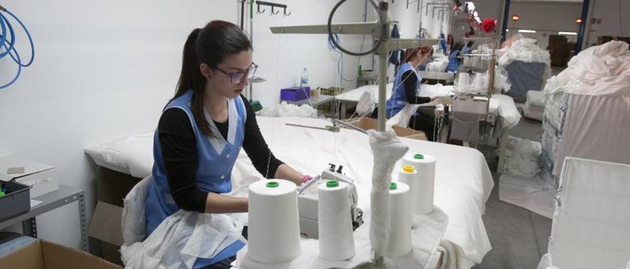 Trabajadoras en una industria textil de Ontinyent. | PERALES IBORRA