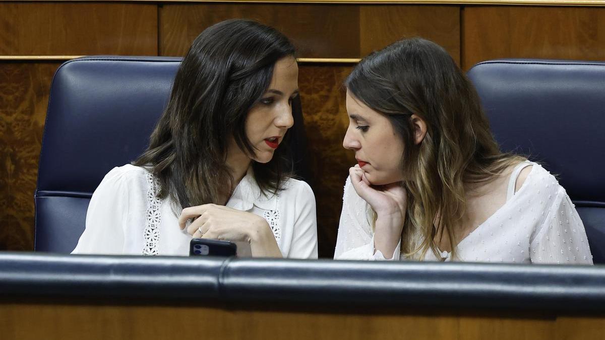 Las ministras de Derechos Sociales e Igualdad, Ione Belarra e Irene Montero en el Pleno del Congreso de los Diputados.