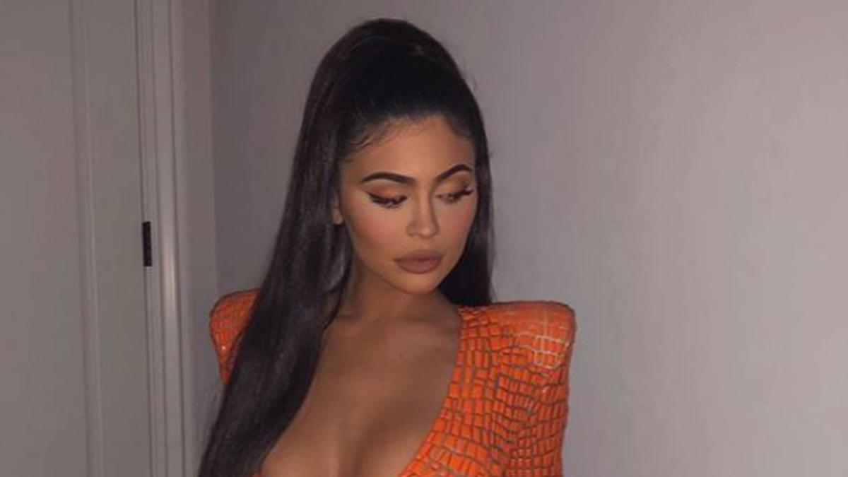 Kylie Jenner con vestido naranja de piel de serpiente