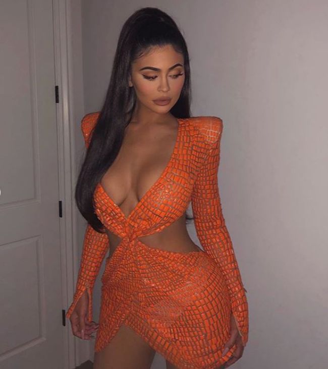 Kylie Jenner con vestido naranja de piel de serpiente